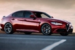 Italiana carisma in una berlina Alfa Romeo Giulia foto 2