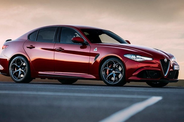 Italiana carisma in una berlina Alfa Romeo Giulia Foto 2