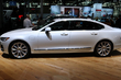 Panoramica della rinnovata berlina Volvo S90 foto 2
