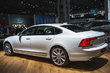 Panoramica della rinnovata berlina Volvo S90 foto 3