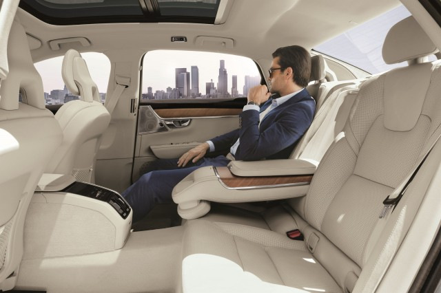 Panoramica della rinnovata berlina Volvo S90
