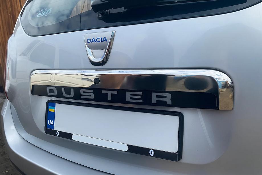 Dacia Duster 2008-2018 Modanatura superiore in acciaio inox sopra la targa Image