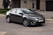 Panoramica della popolare berlina Toyota Corolla foto 2
