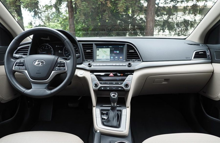 Sfoglia berlina Hyundai Elantra sesta generazione