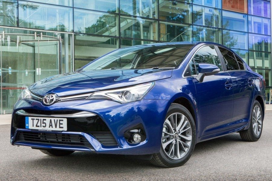 Panoramica della rinnovata berlina Toyota Avensis