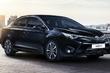 Panoramica della rinnovata berlina Toyota Avensis foto 2