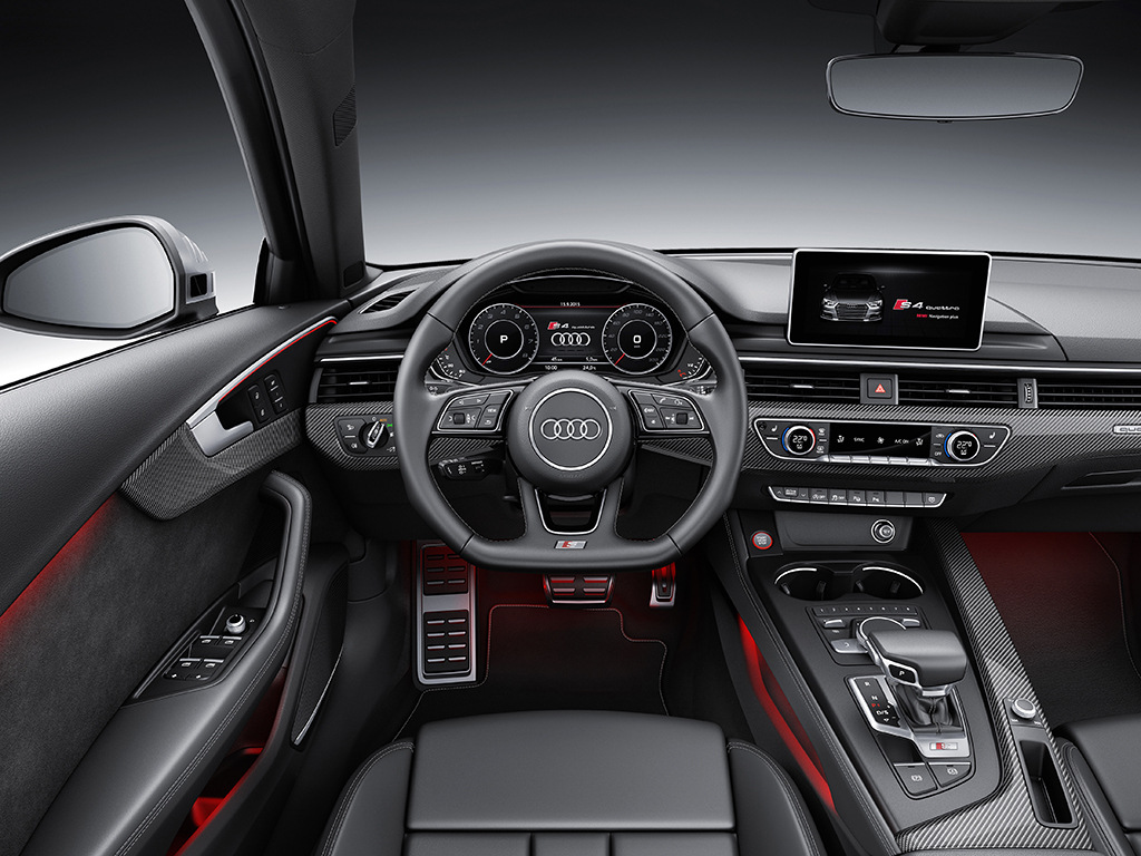 Recensione di «carica» della berlina Audi S4