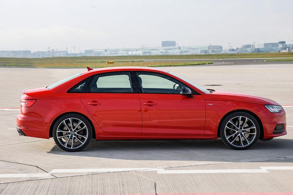 Recensione di «carica» della berlina Audi S4 Foto 3