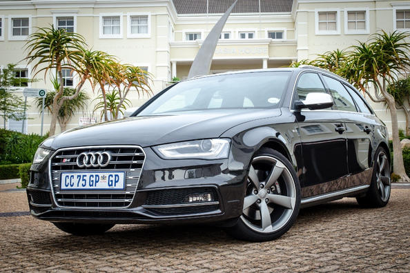Recensione di «carica» della berlina Audi S4