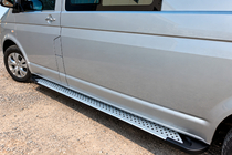 Volkswagen T5 Multivan 2003–2010 Pedane laterali tipo X5 (2 pz, alluminio) Passo Lungo foto 3