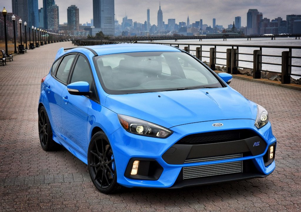 Sfoglia la versione sportiva della berlina Ford Focus RS