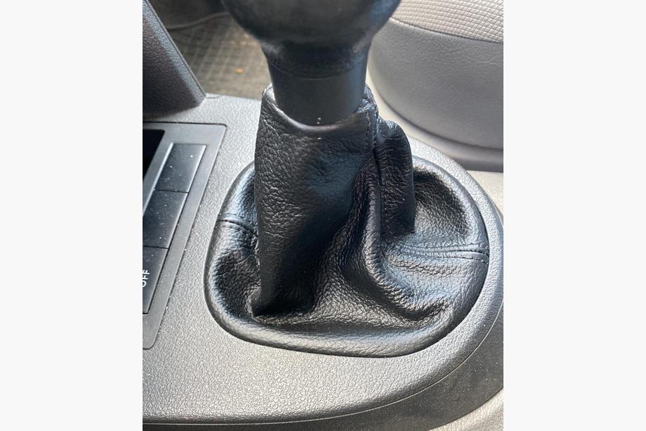 Volkswagen Caddy 2010-2015 Cuffia cambio in pelle Image