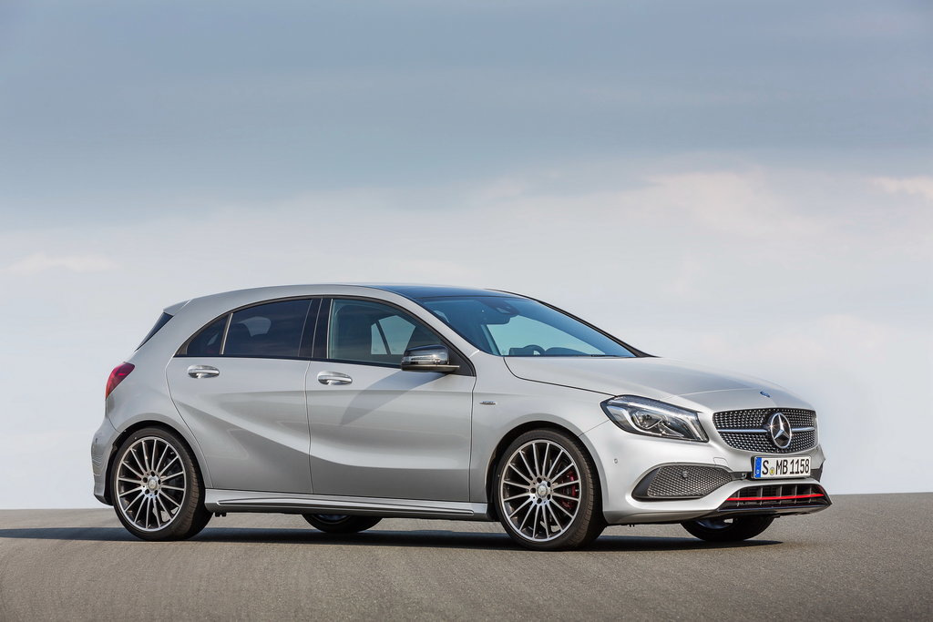 Panoramica di una berlina Mercedes-Benz classe A W176
