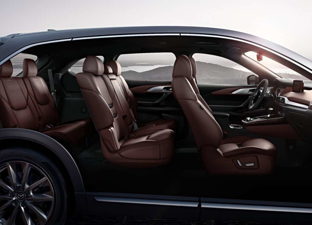 Panoramica di sette posti di crossover Mazda CX-9