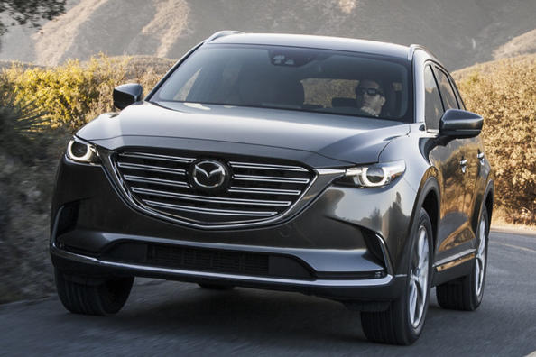 Panoramica di sette posti di crossover Mazda CX-9