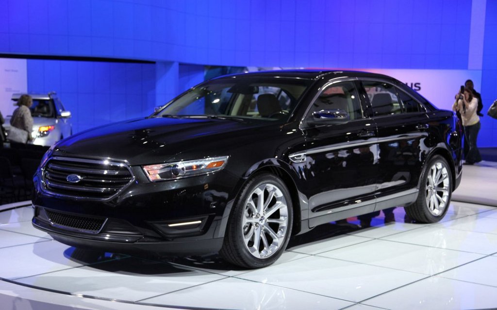 Panoramica della berlina Ford Taurus 2013 a anno modello