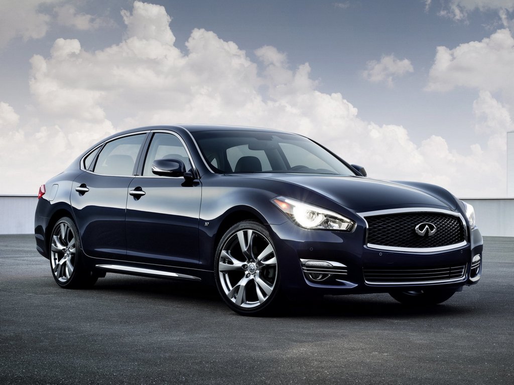 Berlina di classe business Infiniti Q70