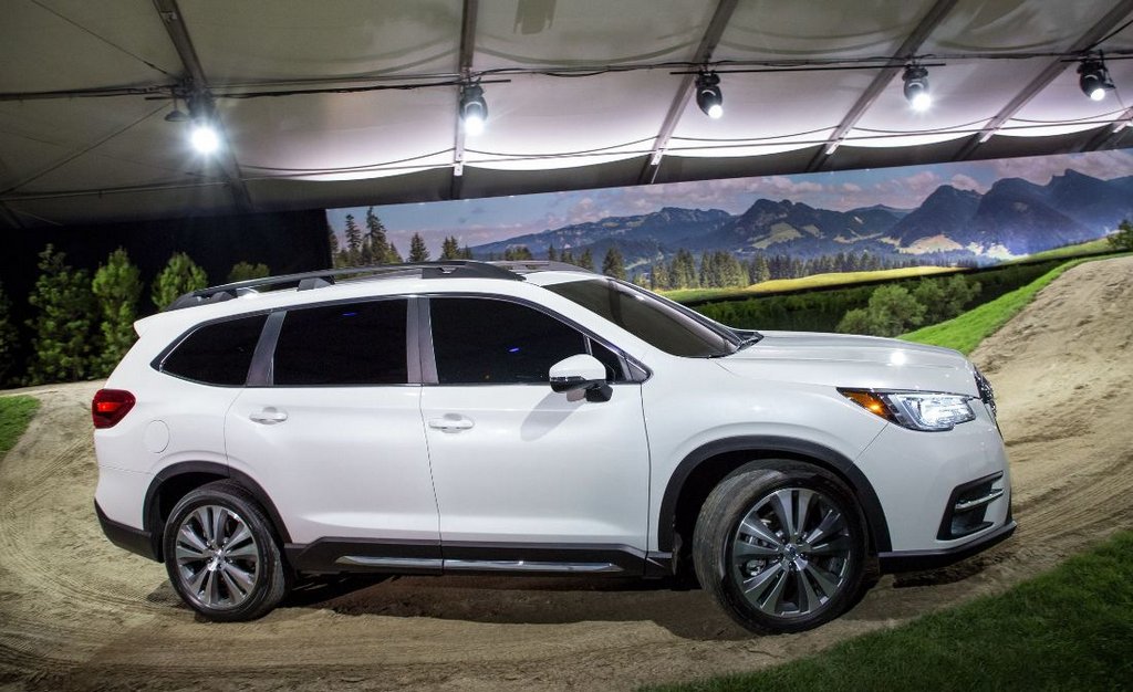 Panoramica di punta di un suv Subaru Ascent
