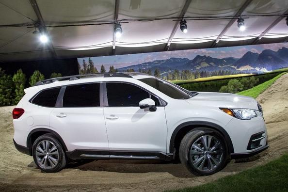 Panoramica di punta di un suv Subaru Ascent Foto 5