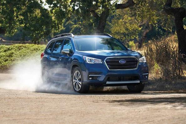 Panoramica di punta di un suv Subaru Ascent
