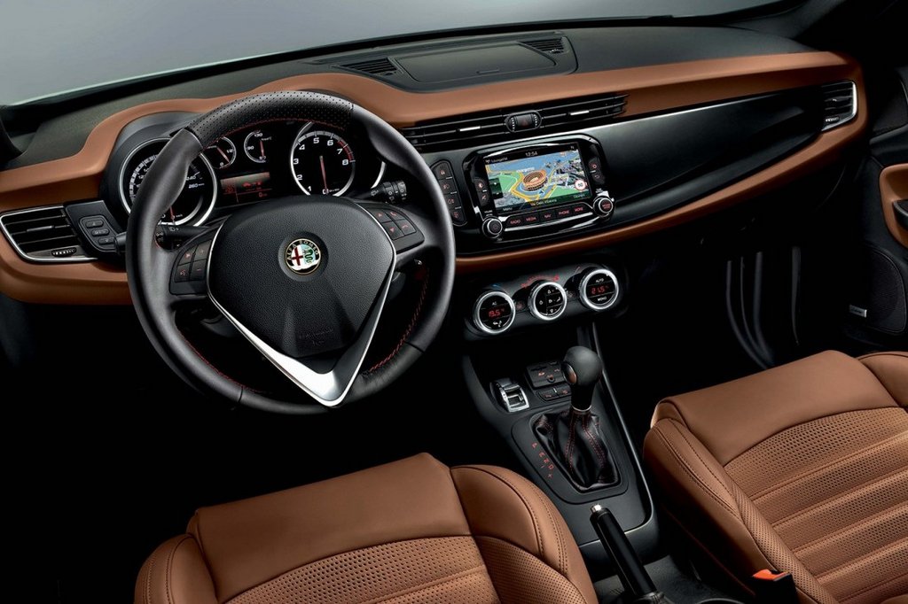 Sfoglia cinque porte della berlina Alfa Romeo Giulietta