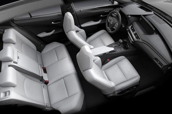 Recensione del nuovo crossover compatto Lexus UX 200 Foto 7