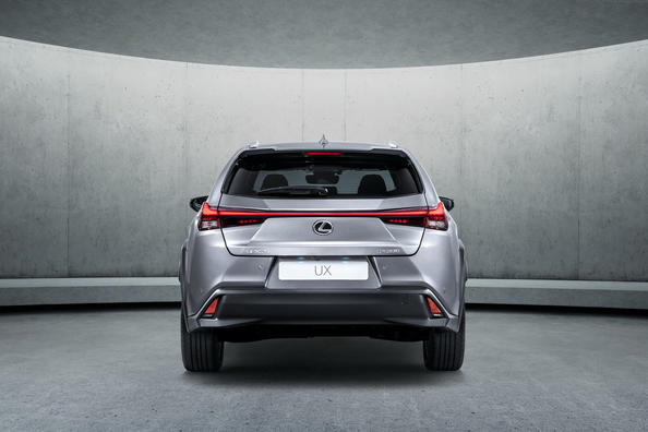 Recensione del nuovo crossover compatto Lexus UX 200 Foto 3
