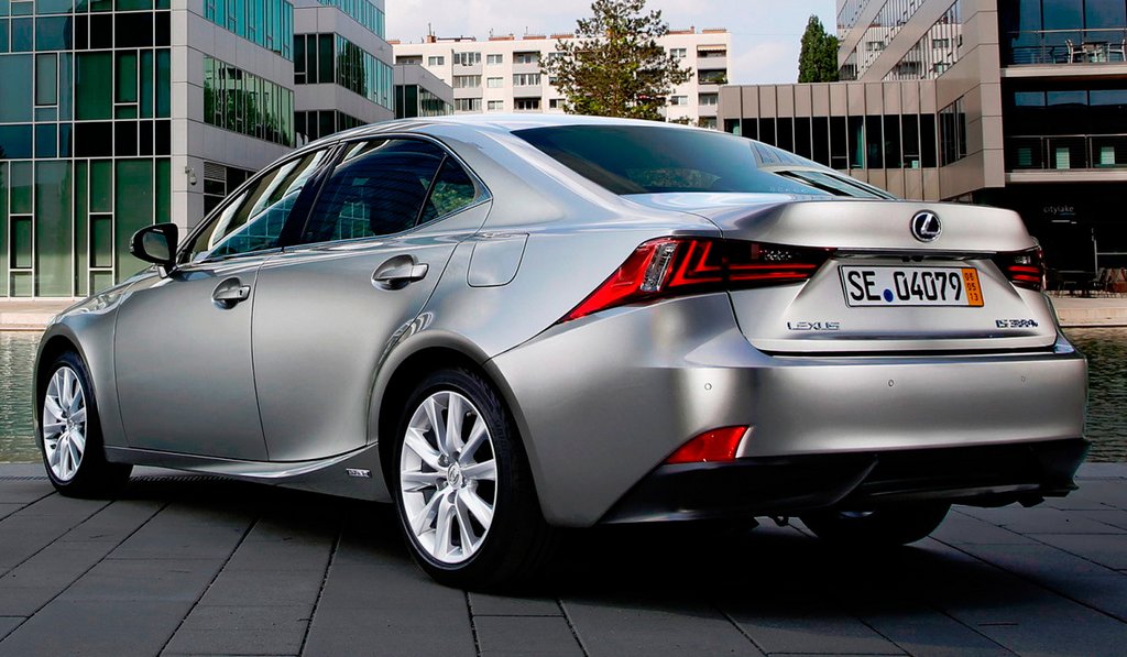 L’berlina Lexus IS