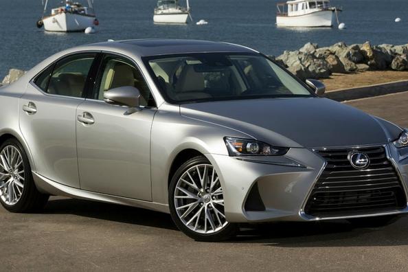 L’berlina Lexus IS