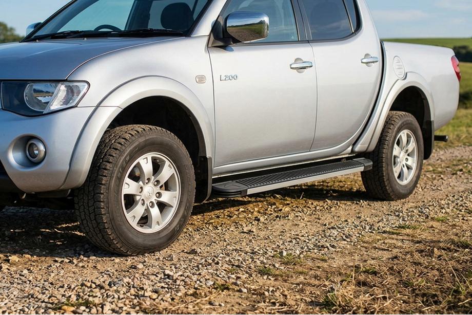 Mitsubishi L200 2006-2015 Pedane Laterali Maya V1 (2 pz, Alluminio) Image