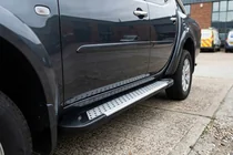Mitsubishi L200 2015-2024 Pedane Laterali Allmond Grey (2 pz, Alluminio) foto 1
