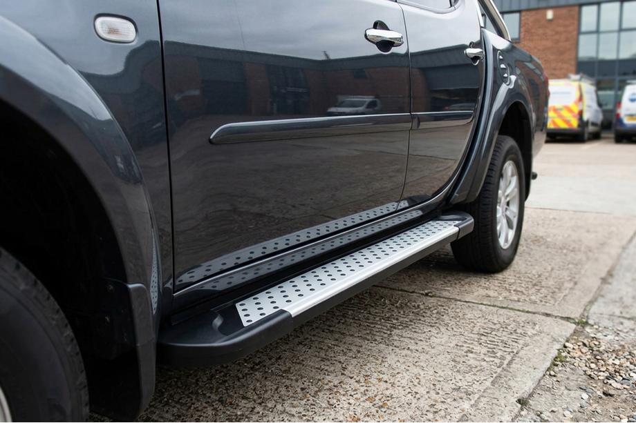 Mitsubishi L200 2015-2024 Pedane Laterali Allmond Grey (2 pz, Alluminio) Foto 1