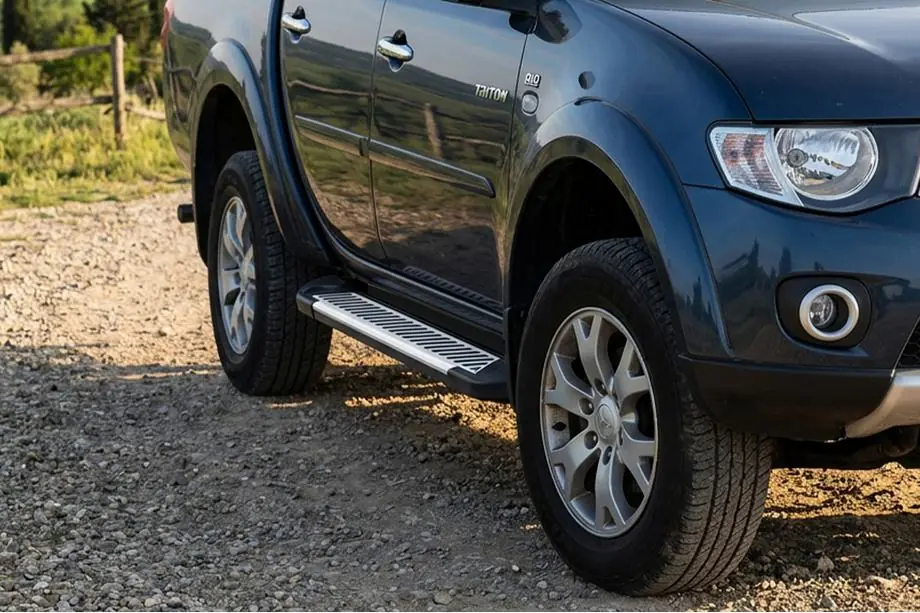 Mitsubishi L200 2015-2024 Pedane Laterali Line (2 pz, Alluminio) Foto 1