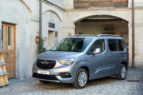 Recensione del furgone compatto di nuova generazione Opel Combo Life Foto 1