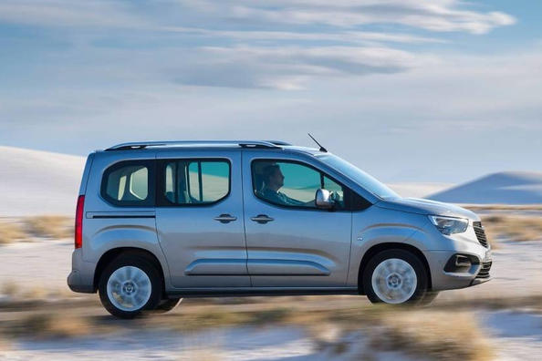 Recensione del furgone compatto di nuova generazione Opel Combo Life Foto 2