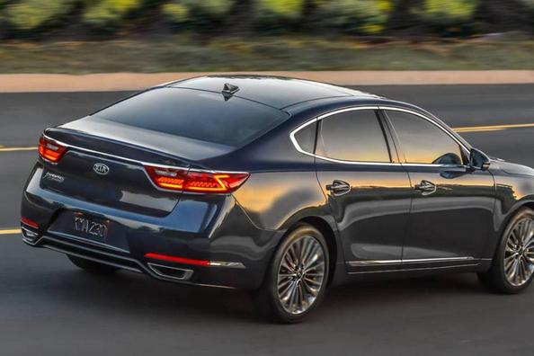 Berlina Kia Cadenza: solidità, comfort e qualità premium Foto 7