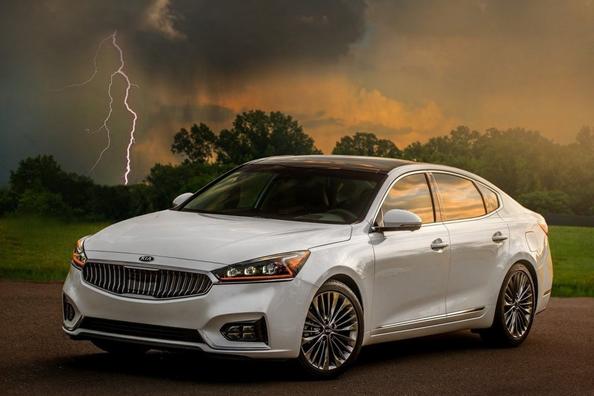 Berlina Kia Cadenza: solidità, comfort e qualità premium Foto 1
