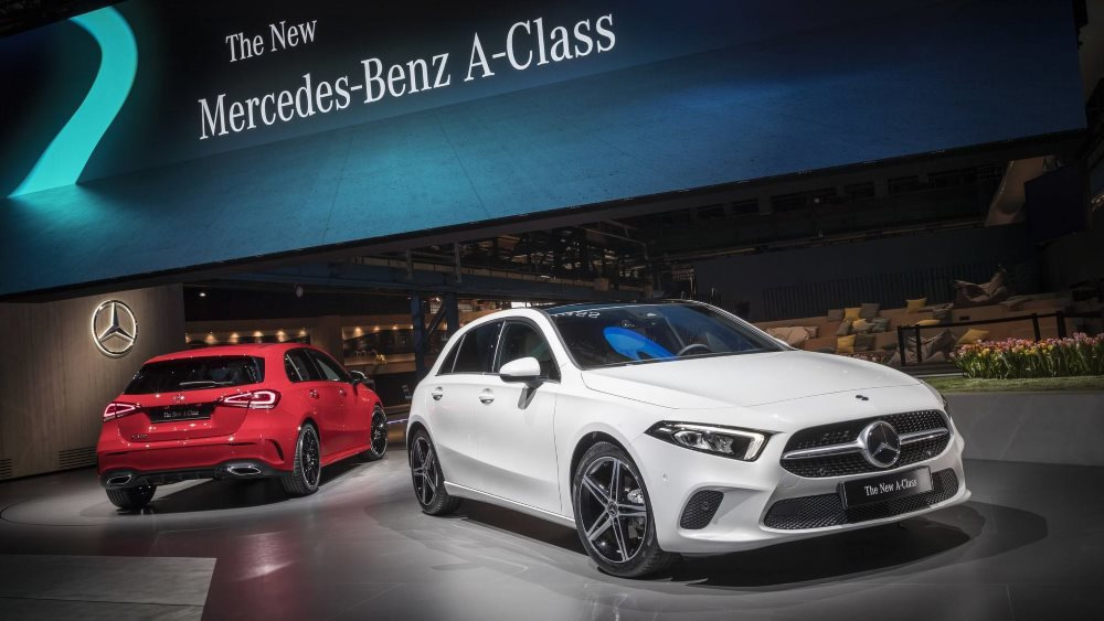 Panoramica di una berlina Mercedes-Benz A-class di quarta generazione