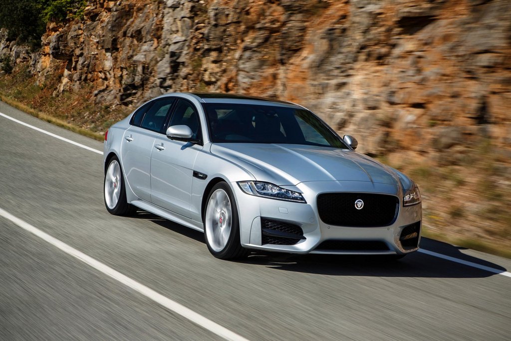Panoramica della berlina Jaguar XF seconda generazione