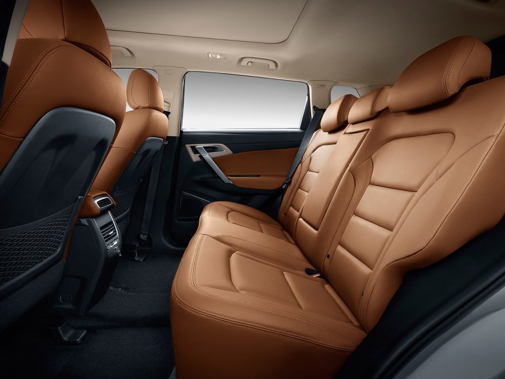 Sfoglia crossover Geely Atlas