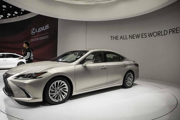 Berlina settima generazione di Lexus ES