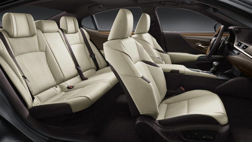 Berlina settima generazione di Lexus ES