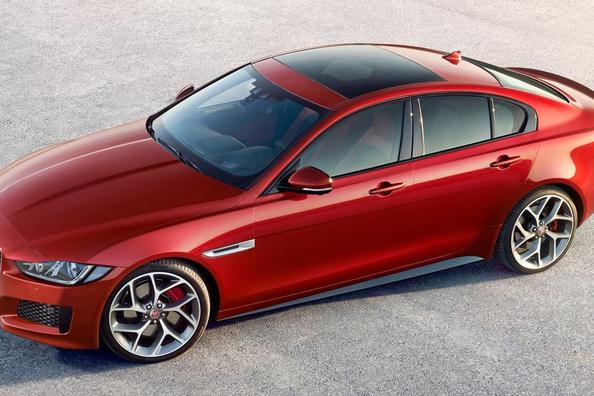 Panoramica della berlina Jaguar XE