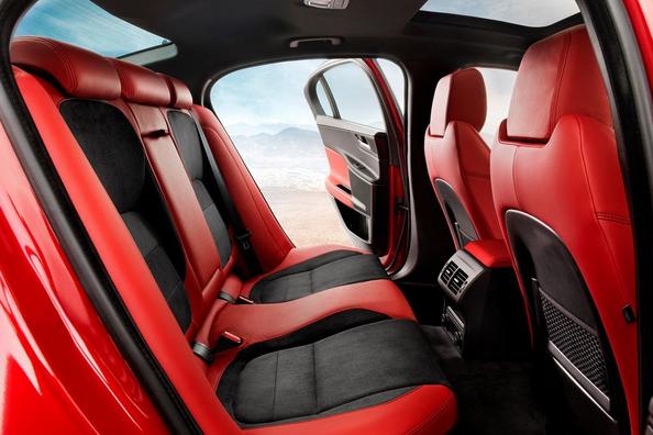 Panoramica della berlina Jaguar XE Foto 6