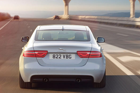 Panoramica della berlina Jaguar XE Foto 7