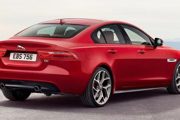 Panoramica della berlina Jaguar XE Foto 2