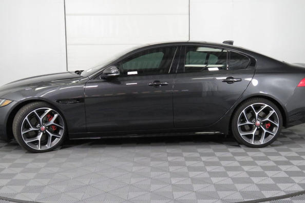 Panoramica della berlina Jaguar XE Foto 4