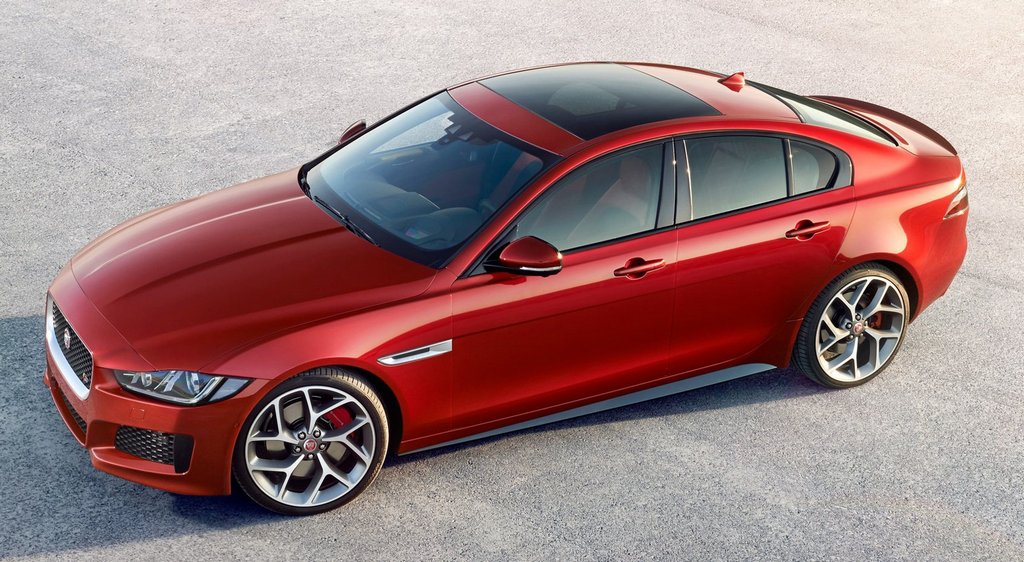 Panoramica della berlina Jaguar XE