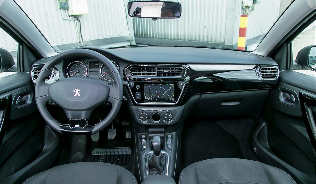 Panoramica della rinnovata berlina Peugeot 301