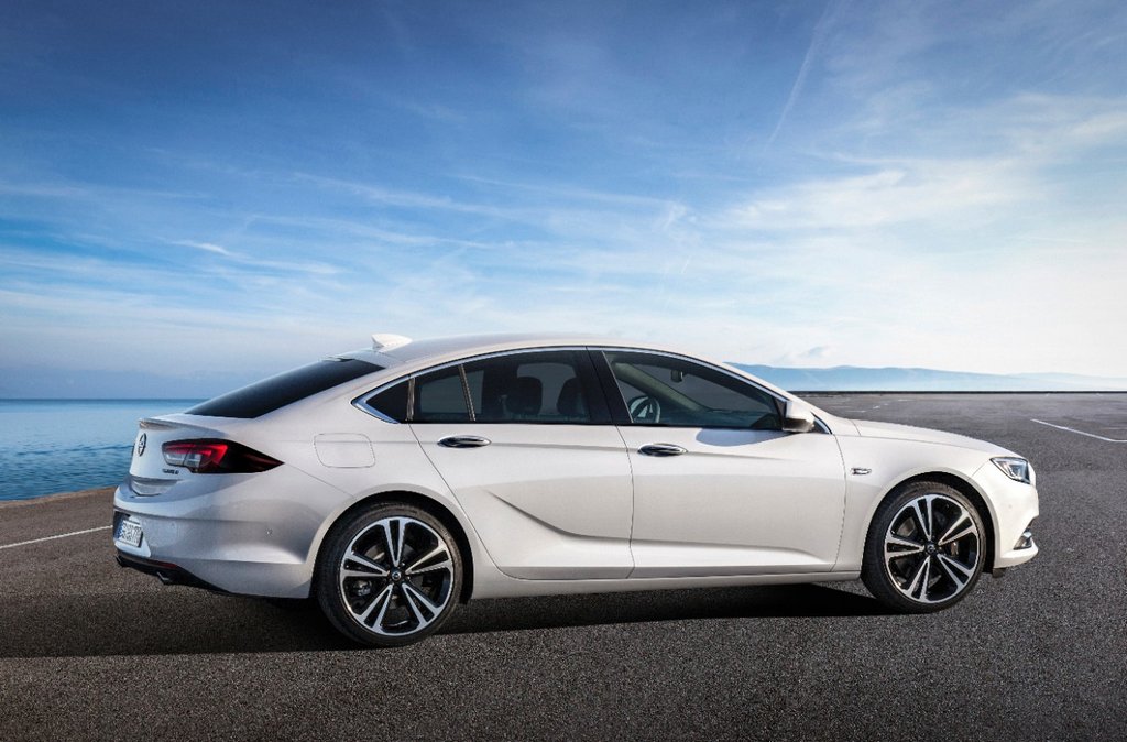 Opel Insignia liftback revisione